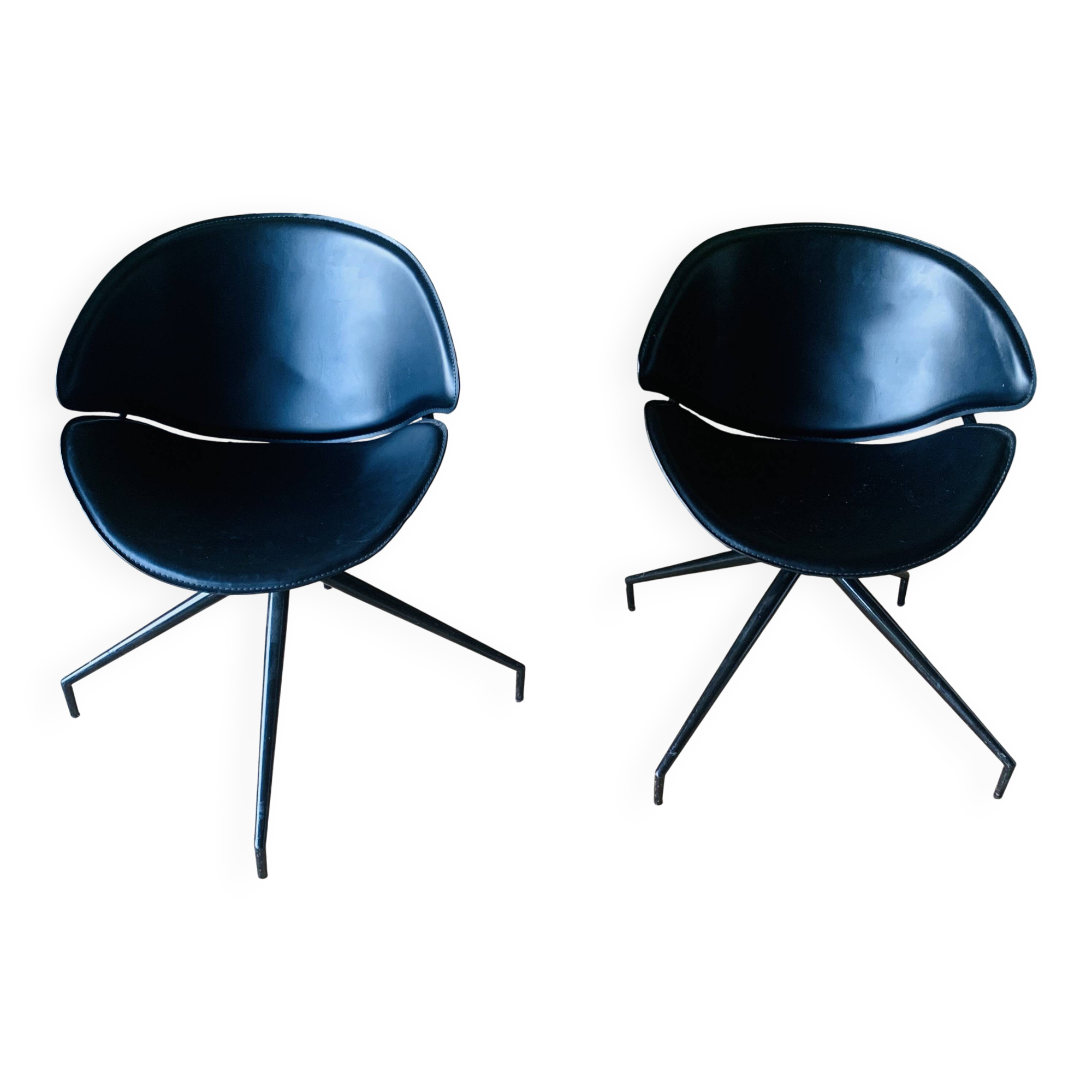 Paire de fauteuils pivotants modernistes en cuir noir