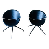 Paire de fauteuils pivotants modernistes en cuir noir
