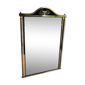 Neoclassical style mirror in brass and lacquered sheet metal.