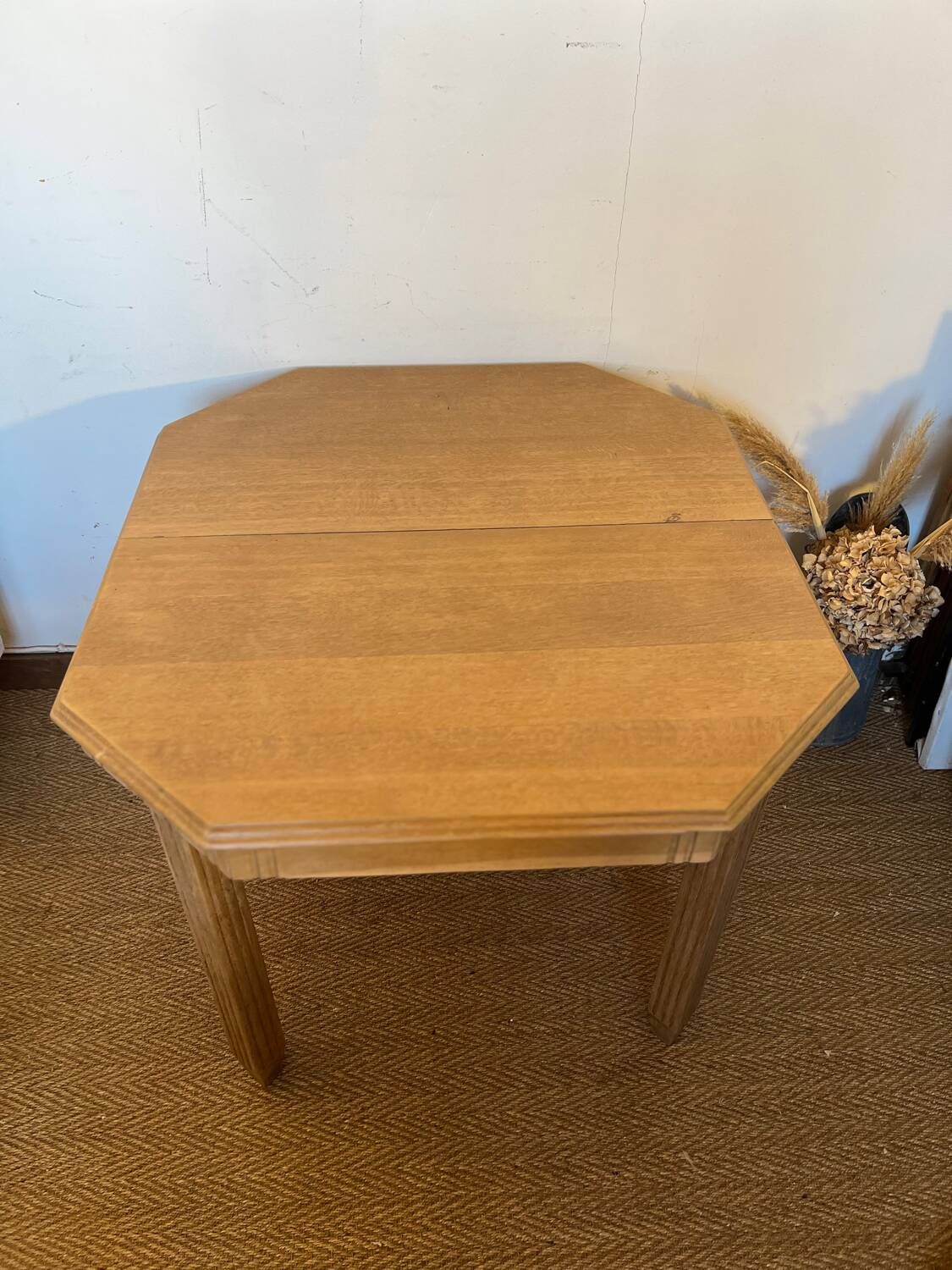 Extendable wooden art deco table for 4 to 8 people