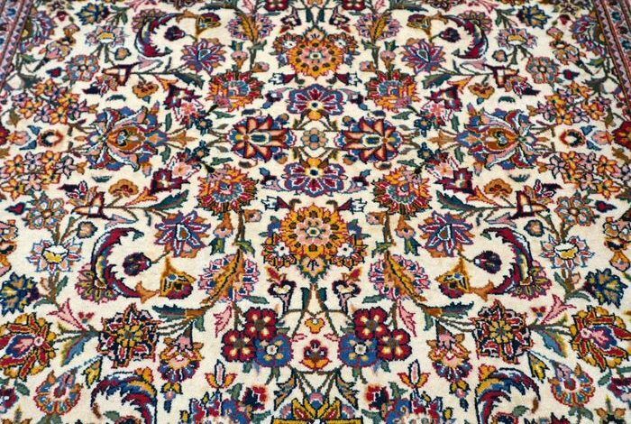 Tapis persan keshan milieux XXeme siècle 137x210cm