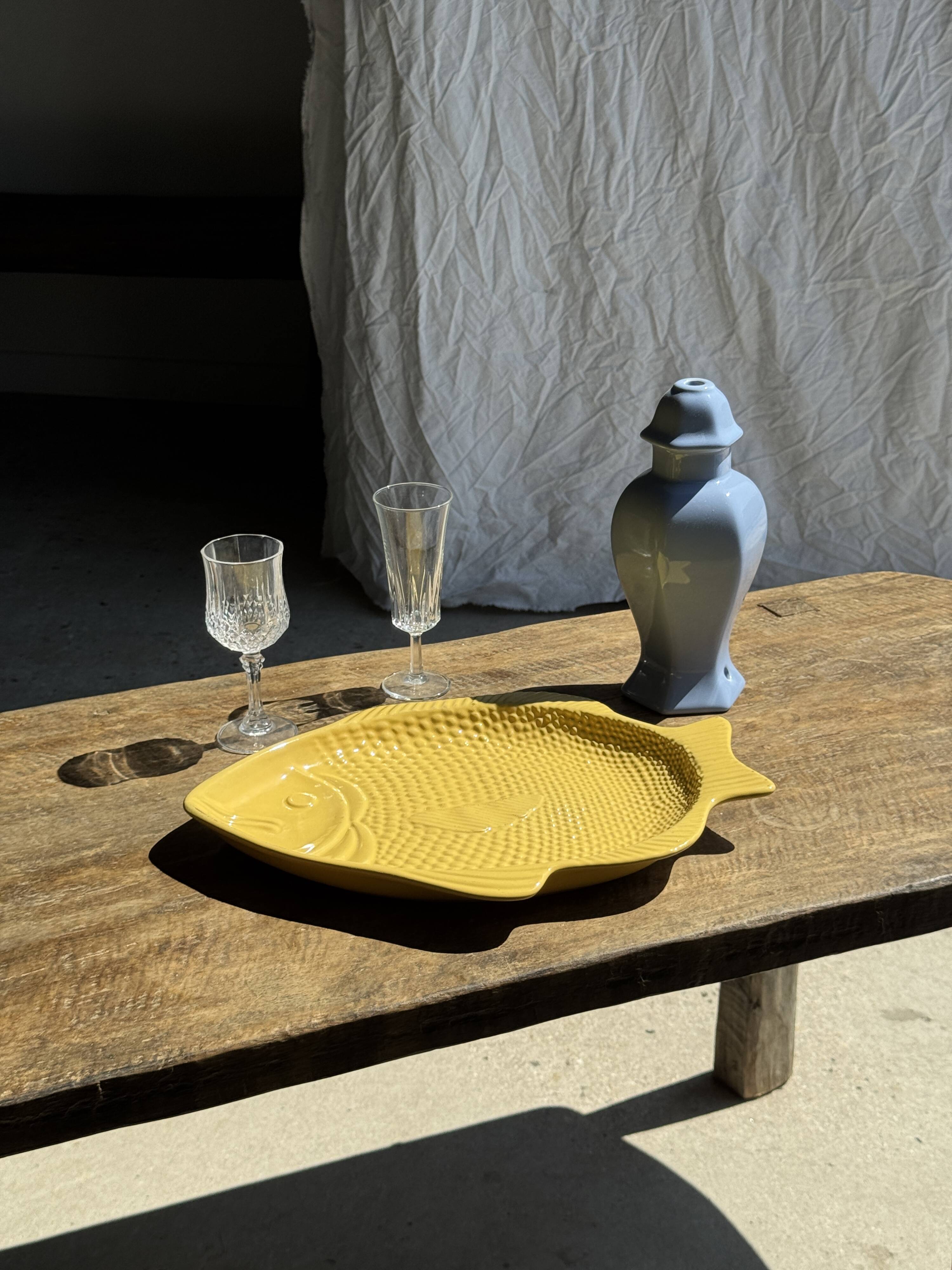 Yellow fish-shaped dish L38