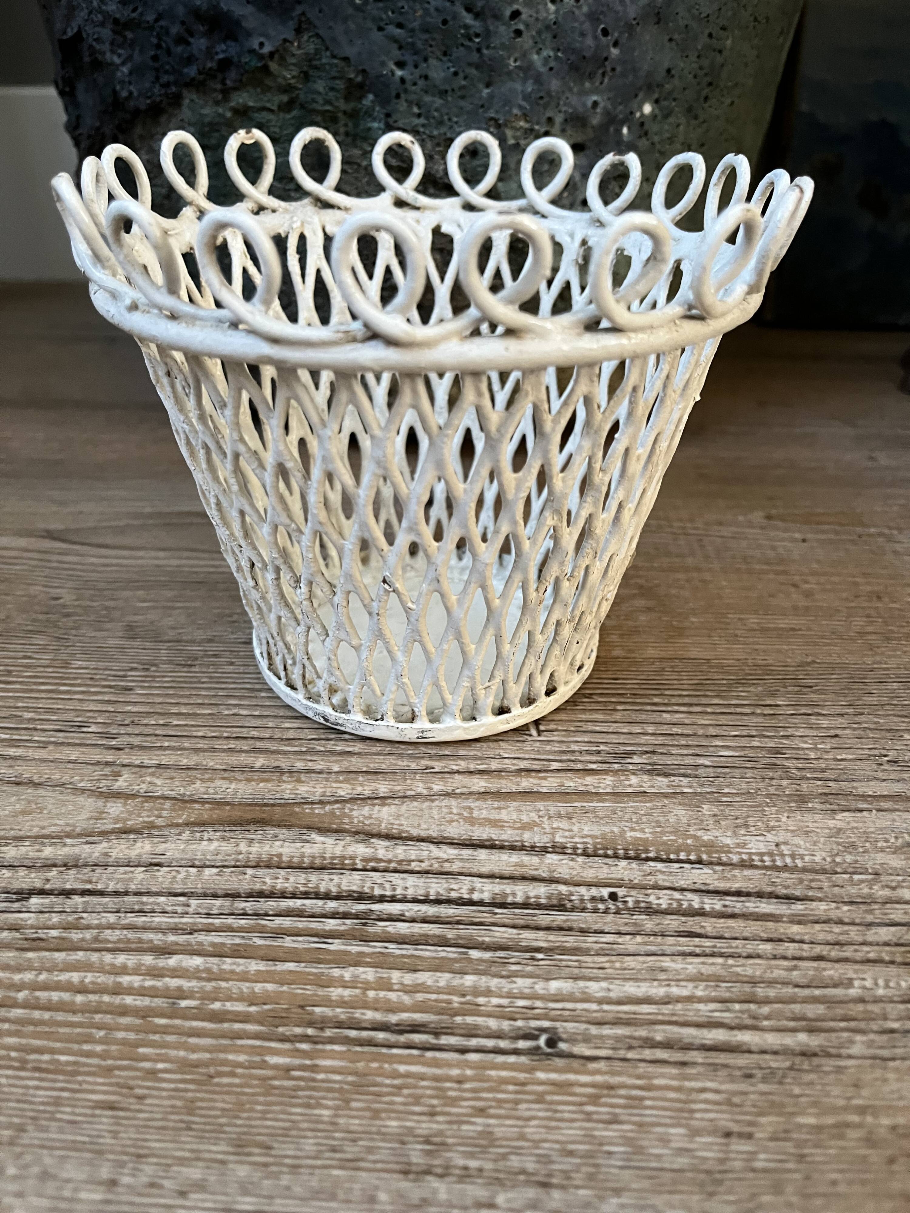 Cache pot style Mathieu Mategot