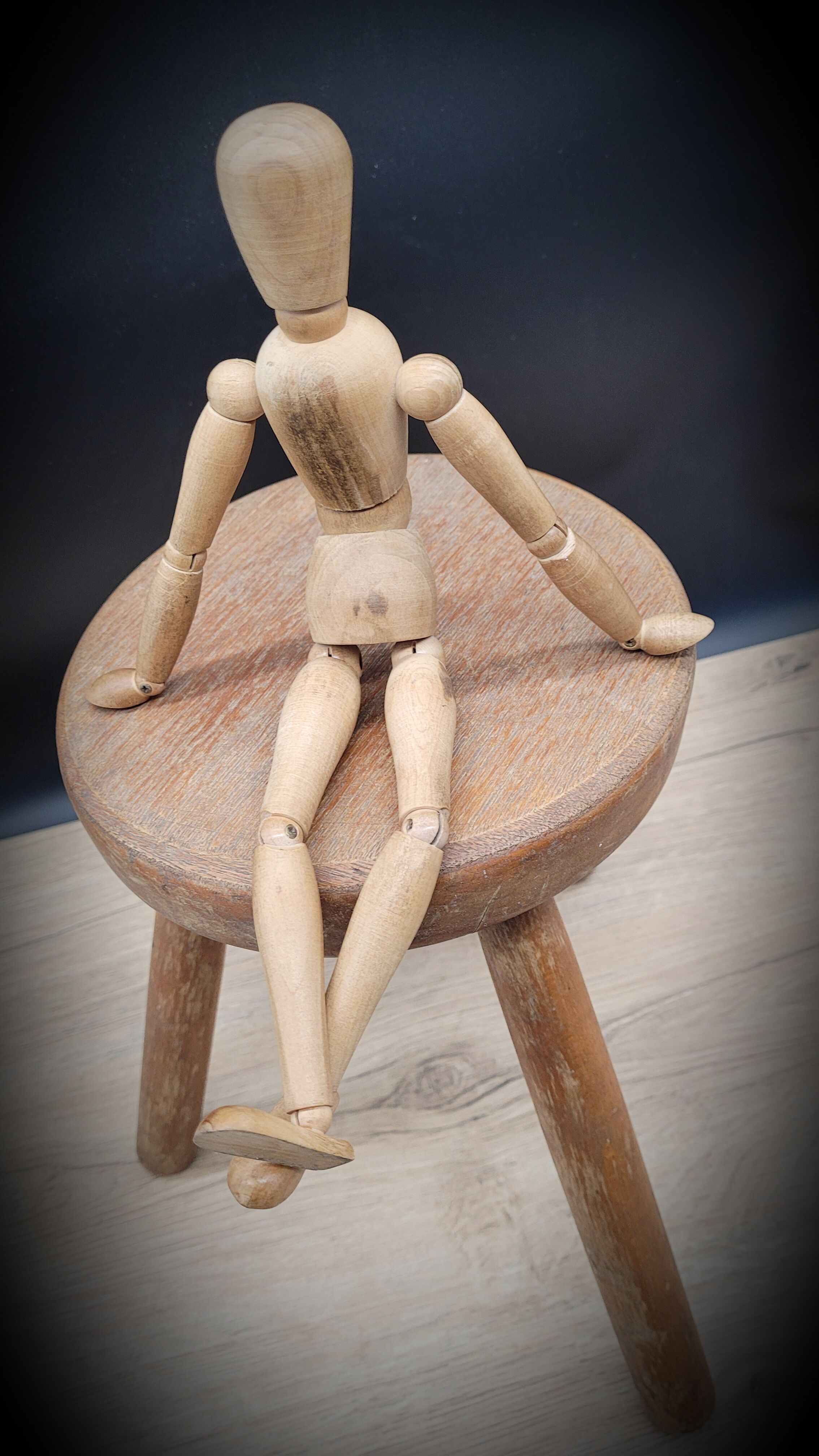 Cowherd stool tripod round solid wood