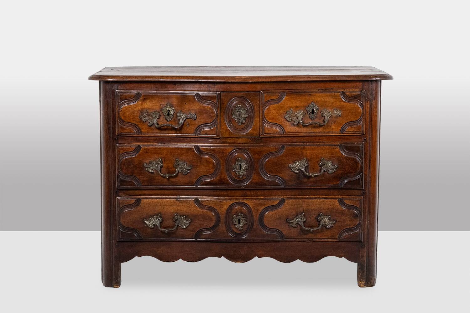 Parisian chest of drawers with 5 drawers, made of solid walnut, from the Louis XIV period.