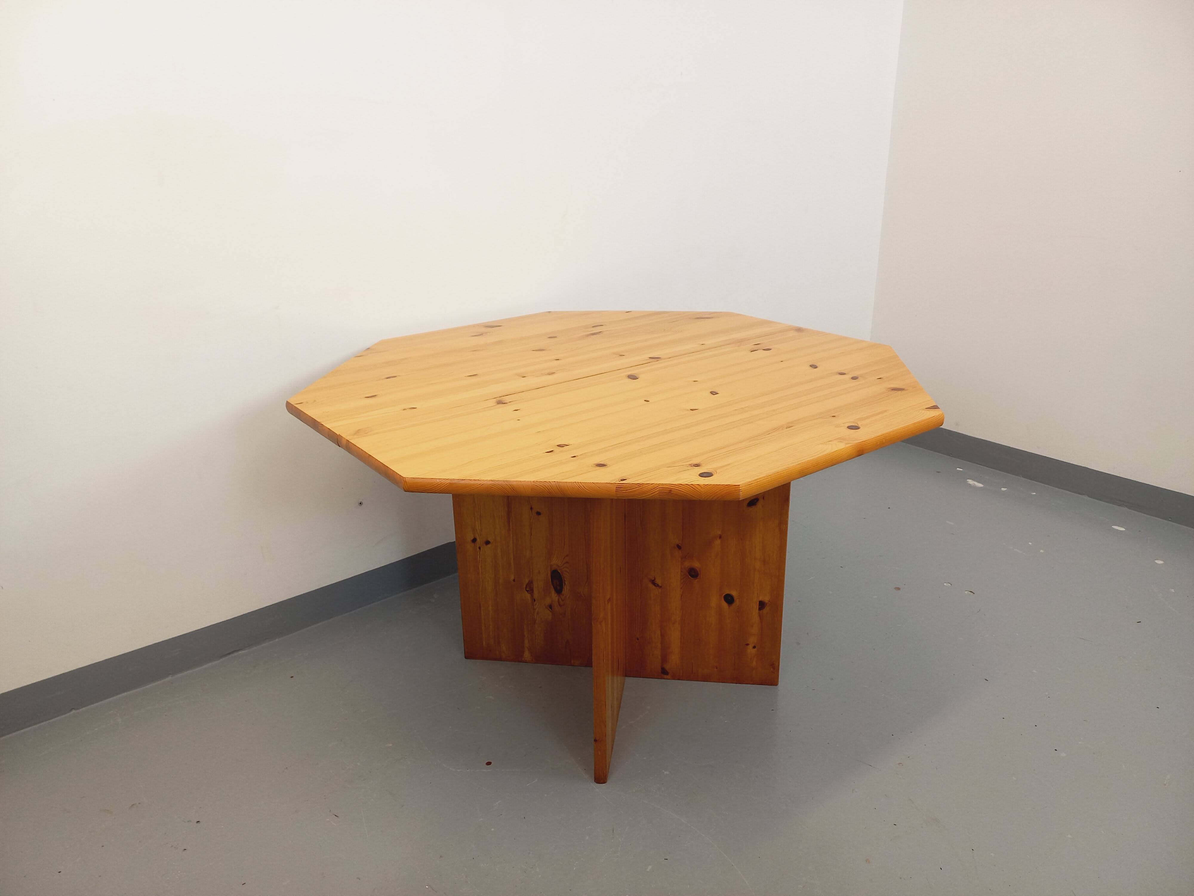 Vintage octagonal dining table from the 1980s in pine with an extension.