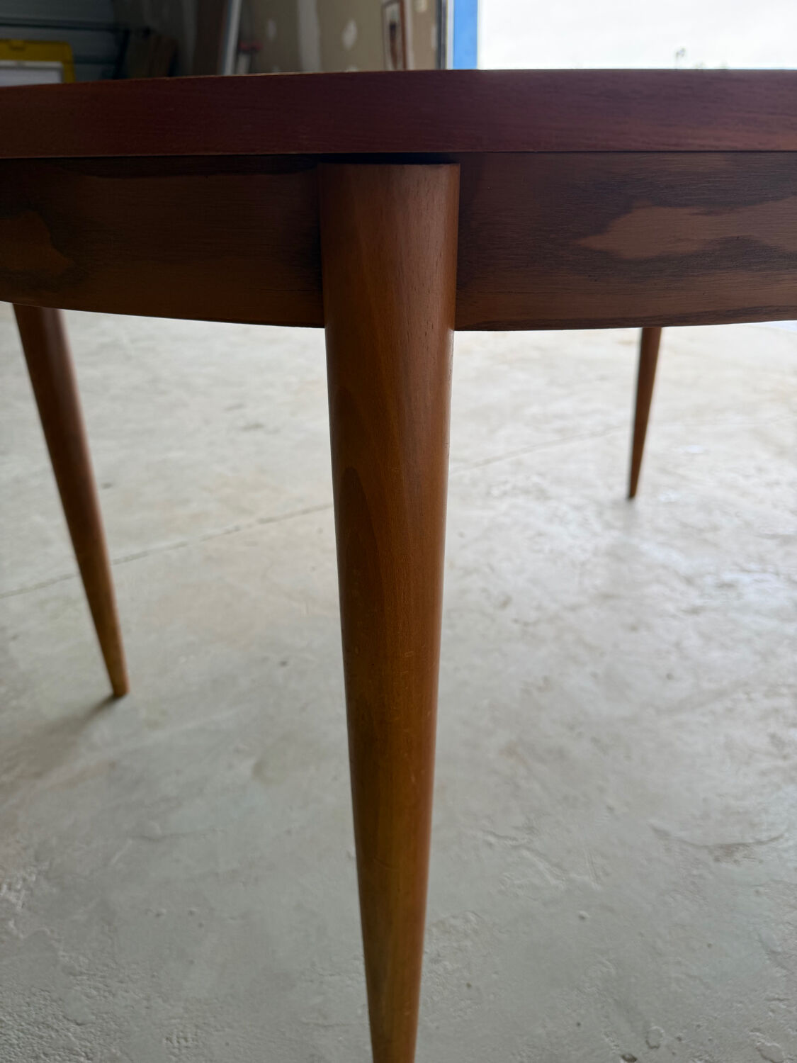 Scandinavian design extendable round table in teak, Danish manufacture.