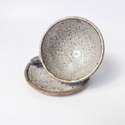 Tasse en grès artisanal et sa soucoupe – Émail moucheté