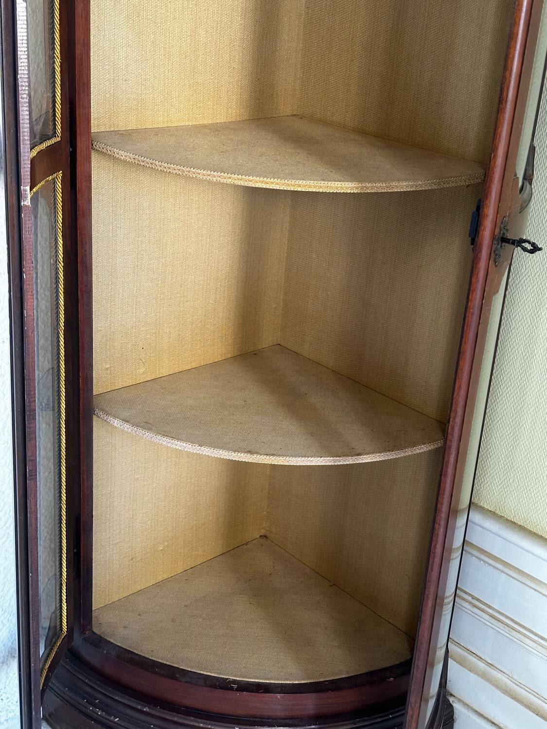 Corner display cabinet veneered in mahogany - Victorian - 20th century