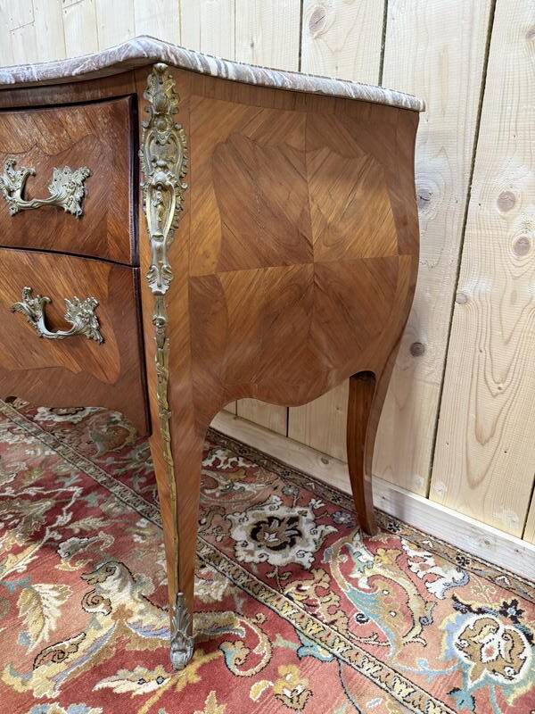 Commode sauteuse de style Louis XV en marqueterie