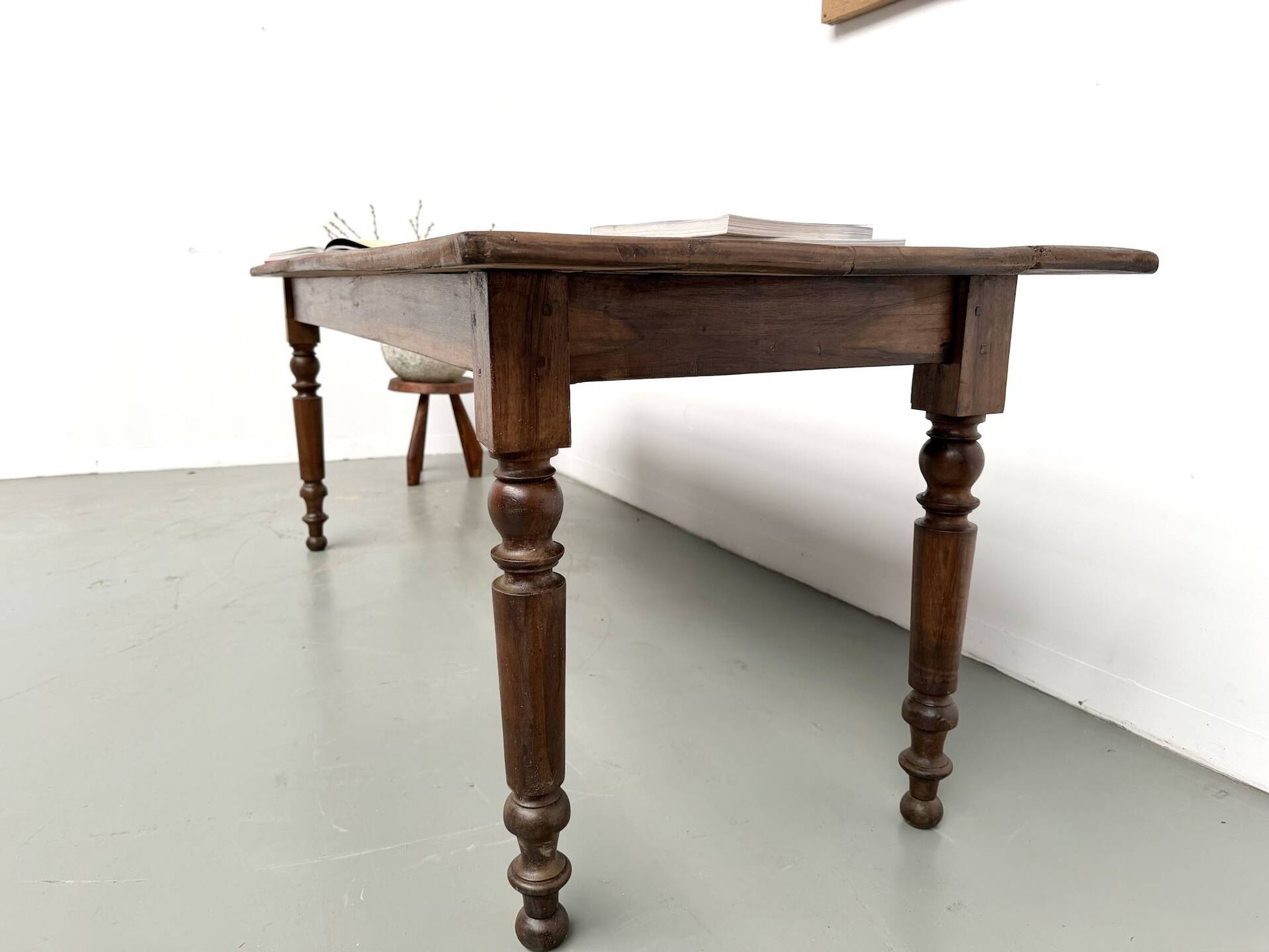 Table de ferme en noyer massif, pieds tournés, 1920