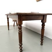 Table de ferme en noyer massif, pieds tournés, 1920