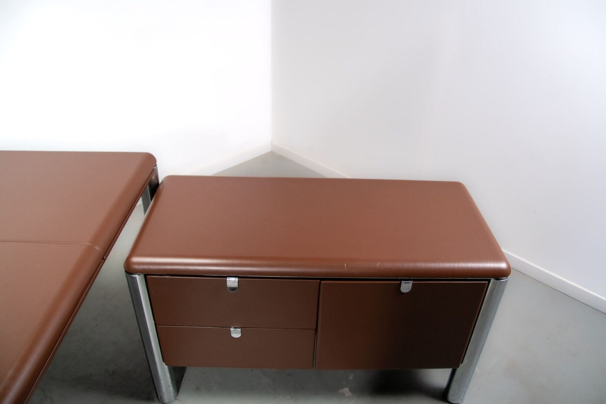 No. 3055D table desk and No. 3076 credenza extension from the Pfister Executive Office Collection for KnollStudio, circa 1988
