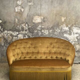 Canapé crapaud capitonné en velours moutarde