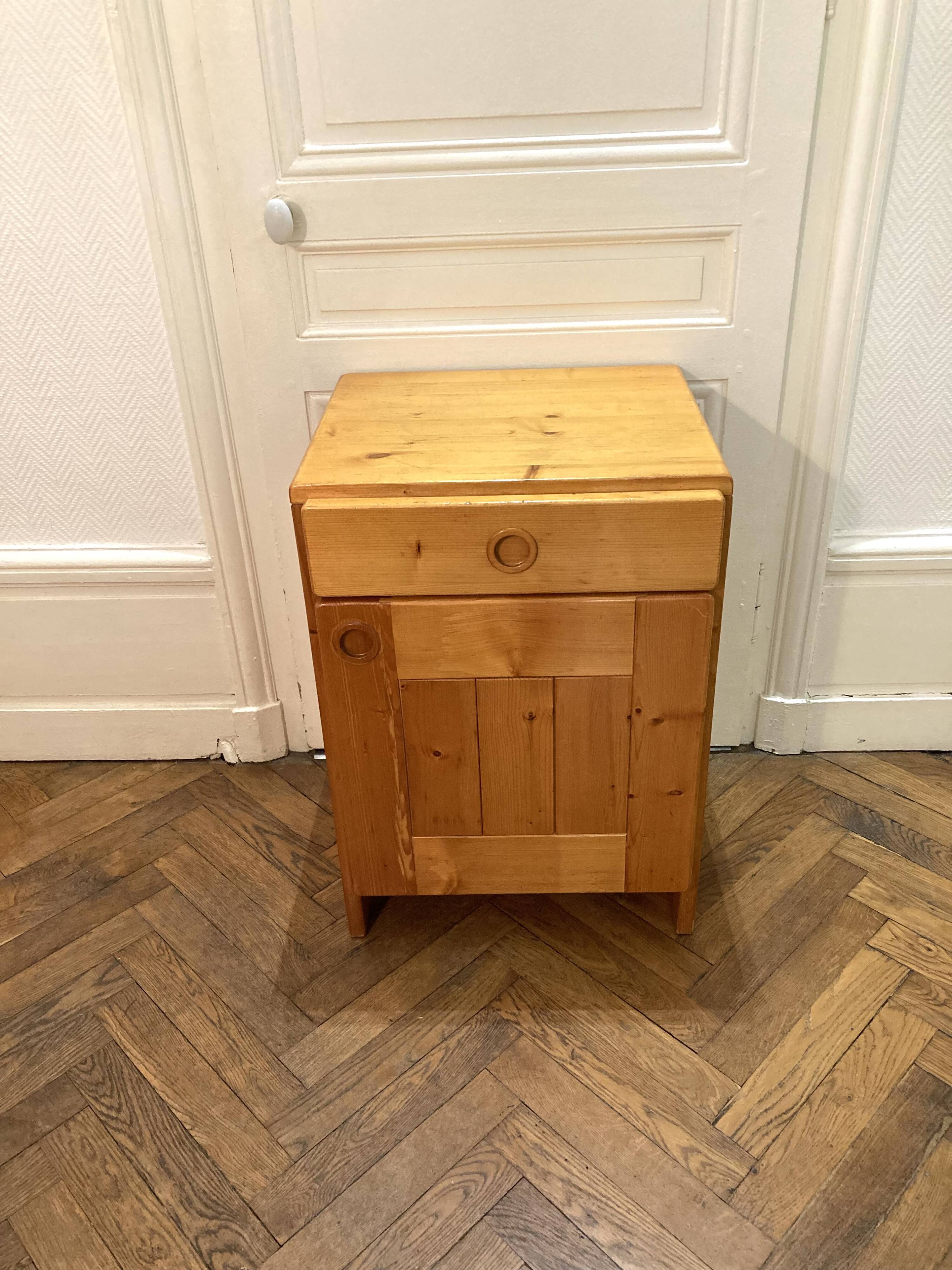 Bedside table / small chest of drawers in pine by Charlotte Perriand, Les Arcs