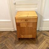 Bedside table / small chest of drawers in pine by Charlotte Perriand, Les Arcs