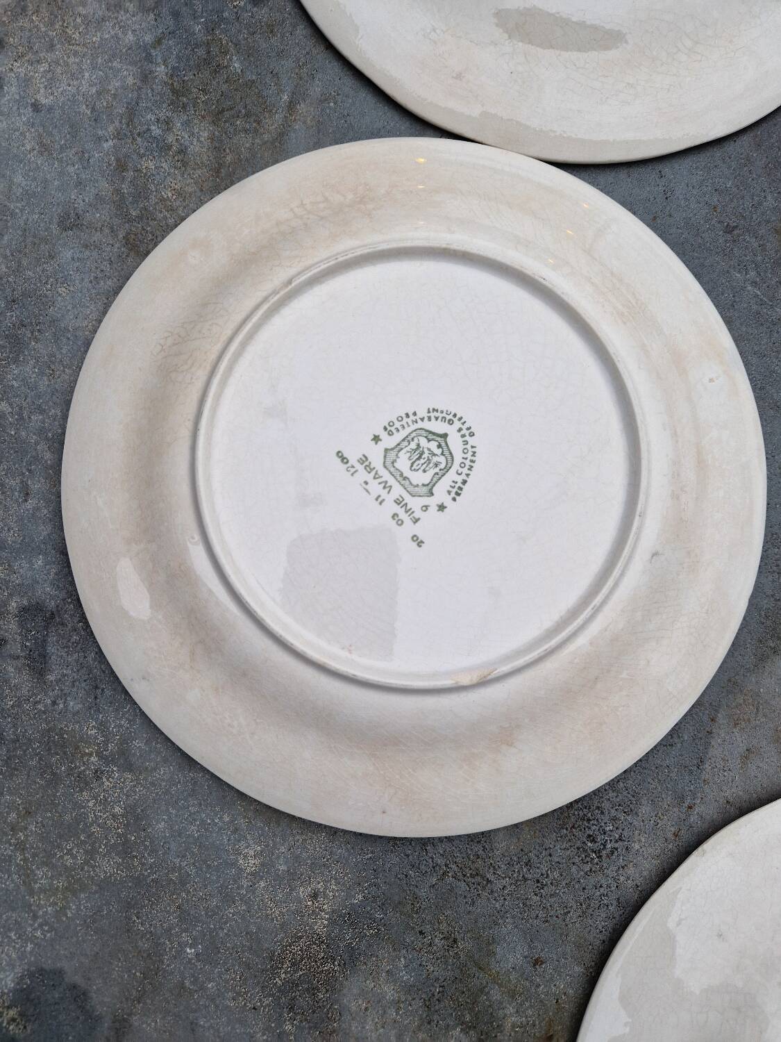 Lot of 8 flat plates in antique English earthenware, fine ware, with patterns.
