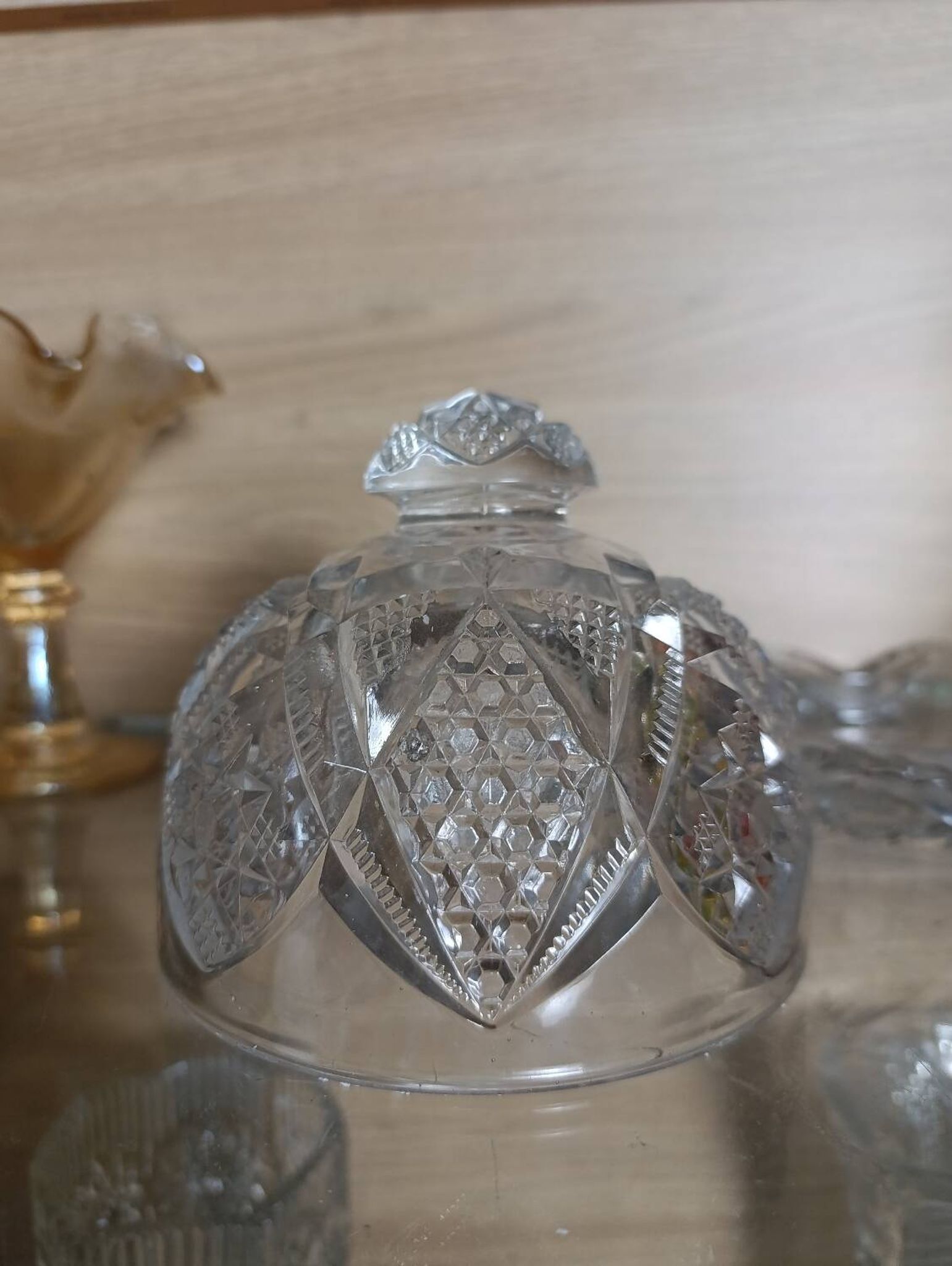 Beurrier ancien en verre taillé