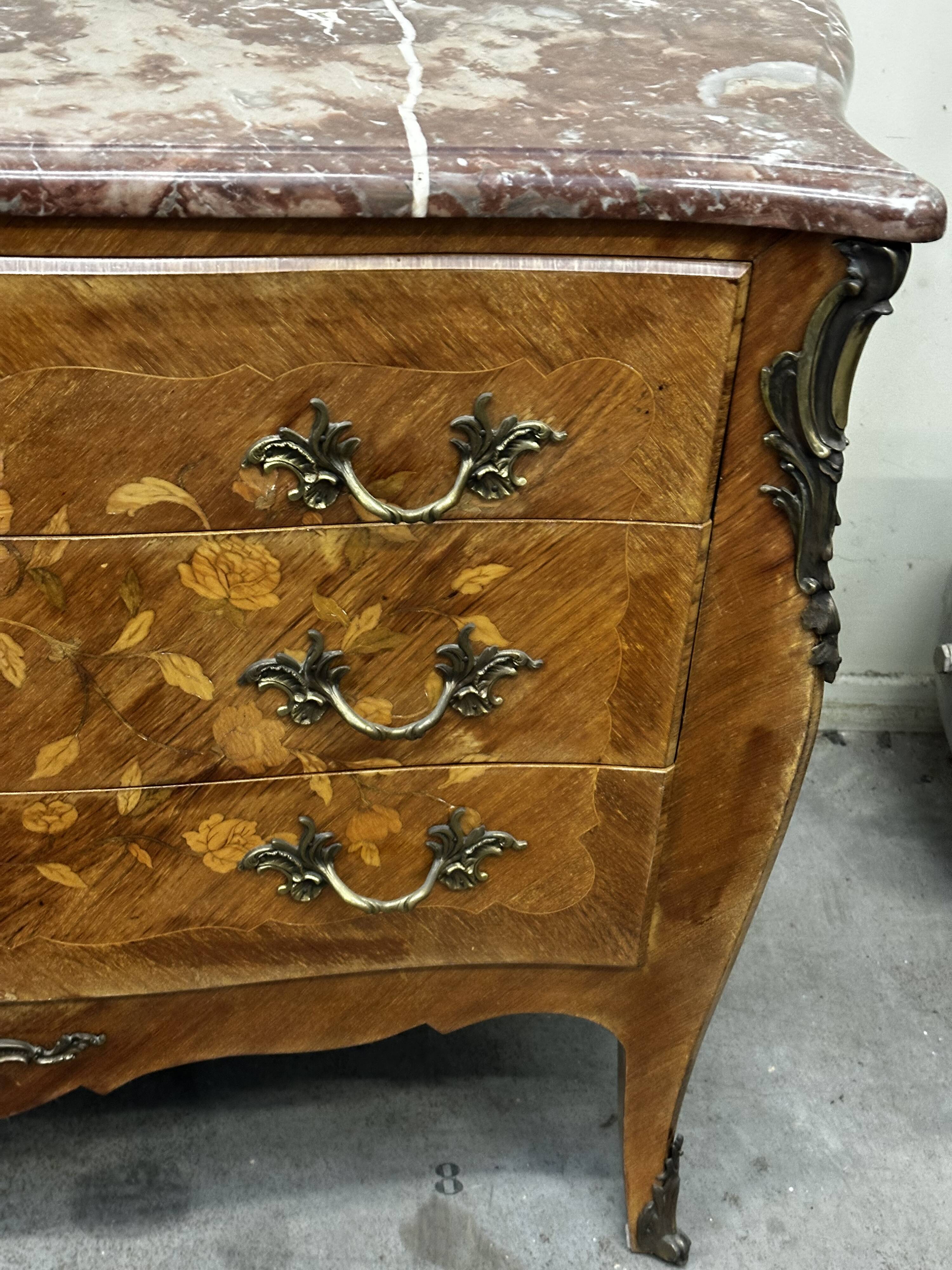 Curved and inlaid chest of drawers, Louis XV style, late 19th-early 20th century