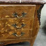 Curved and inlaid chest of drawers, Louis XV style, late 19th-early 20th century