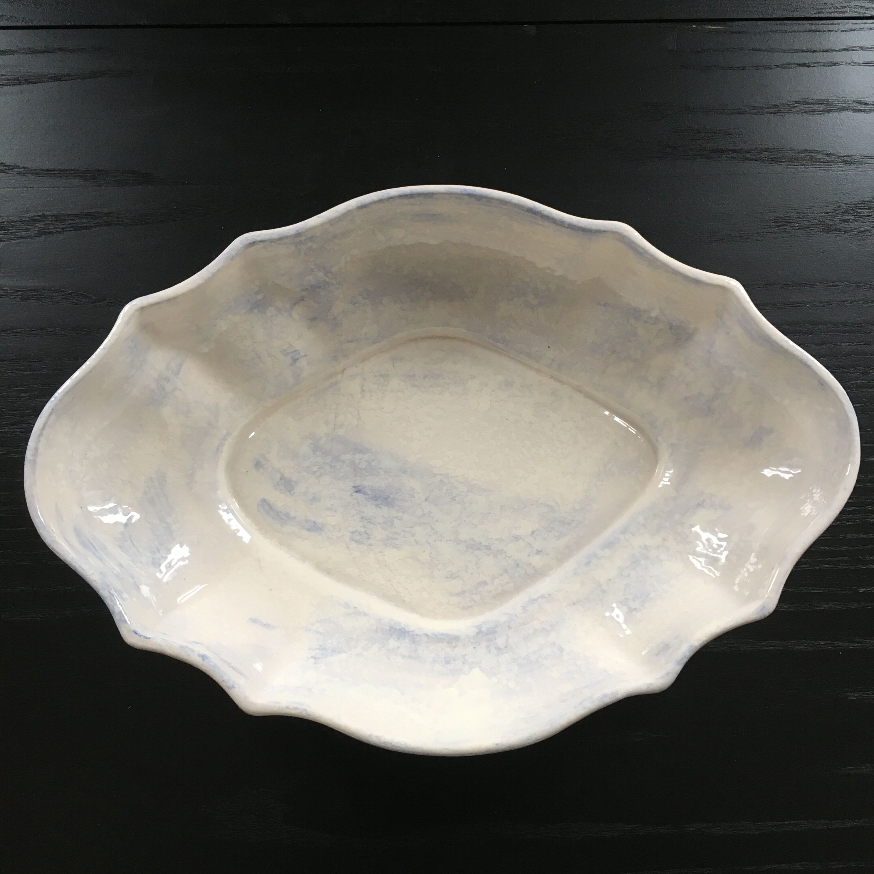 Scalloped hollow dish