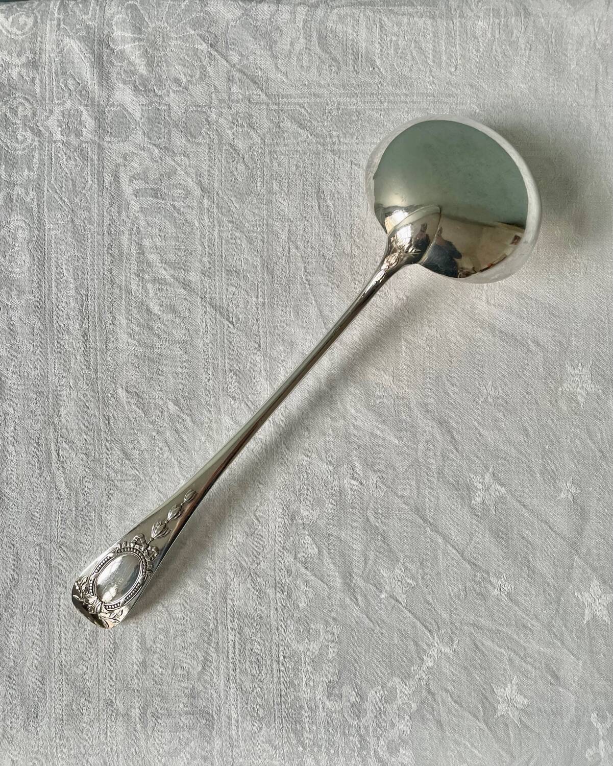 Grande louche ancienne en métal argenté, modèle baguette médaillon