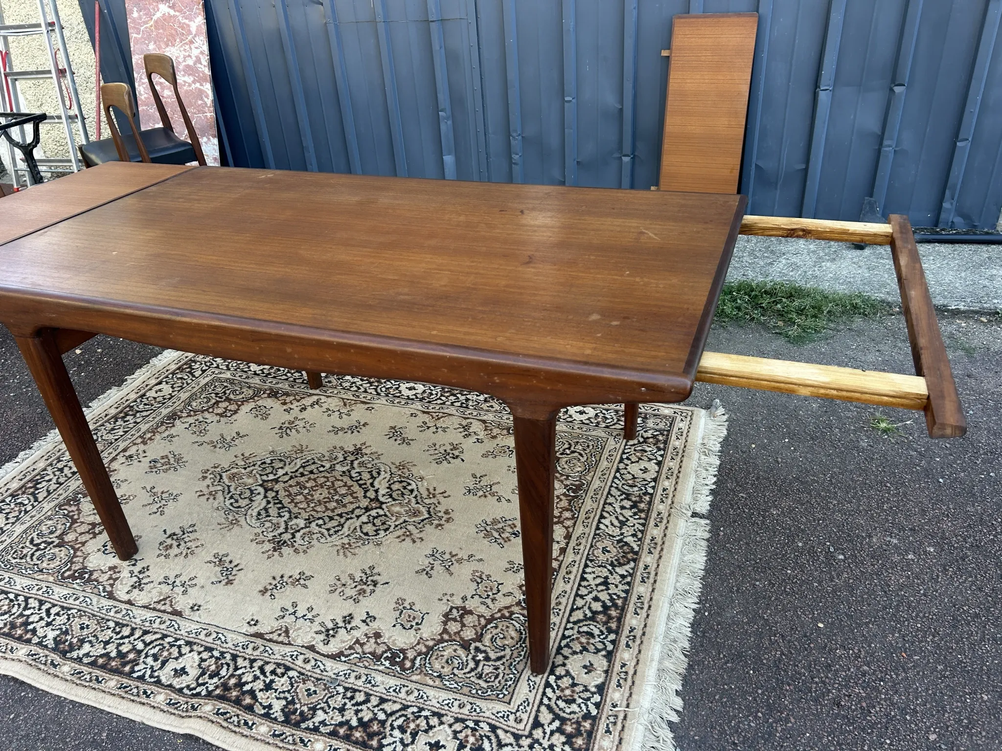 Rectangular extendable table in Scandinavian style made of teak.