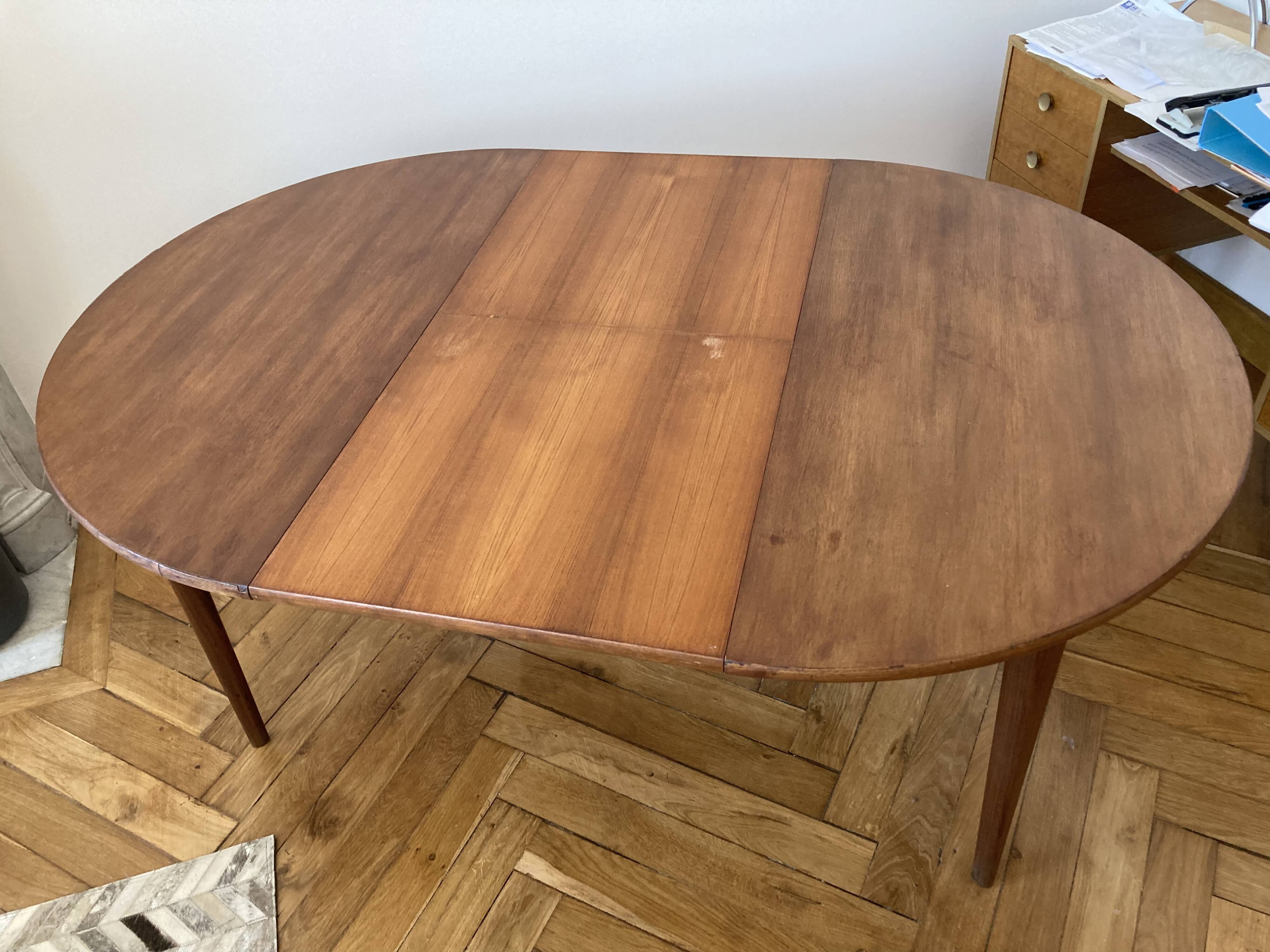 Extendable Scandinavian table