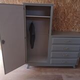 Asymmetrical cabinet compass feet