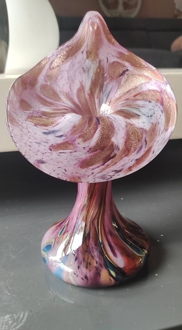Vase Volubilis en verre d Art Murano. Moucheté fond rose. Haut 21 cm