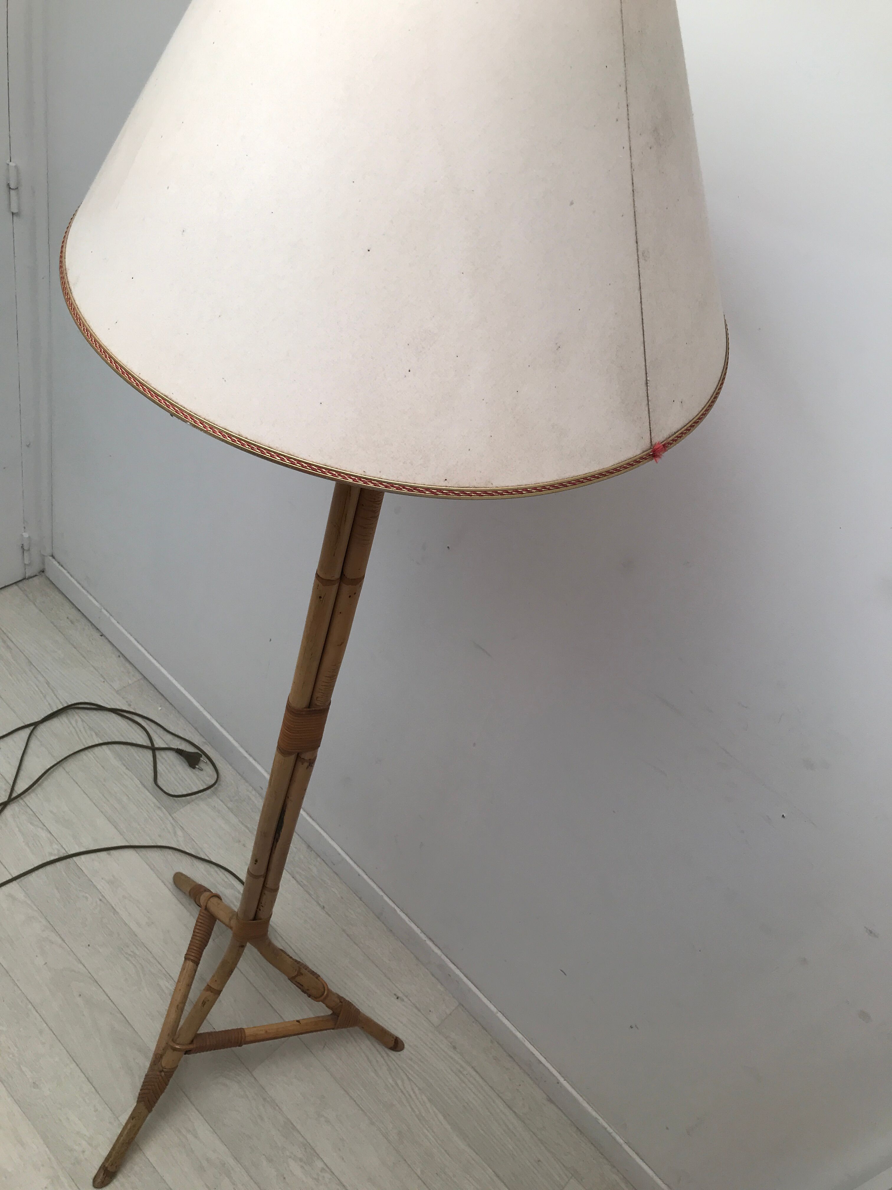 Bamboo lamppost feet tripod