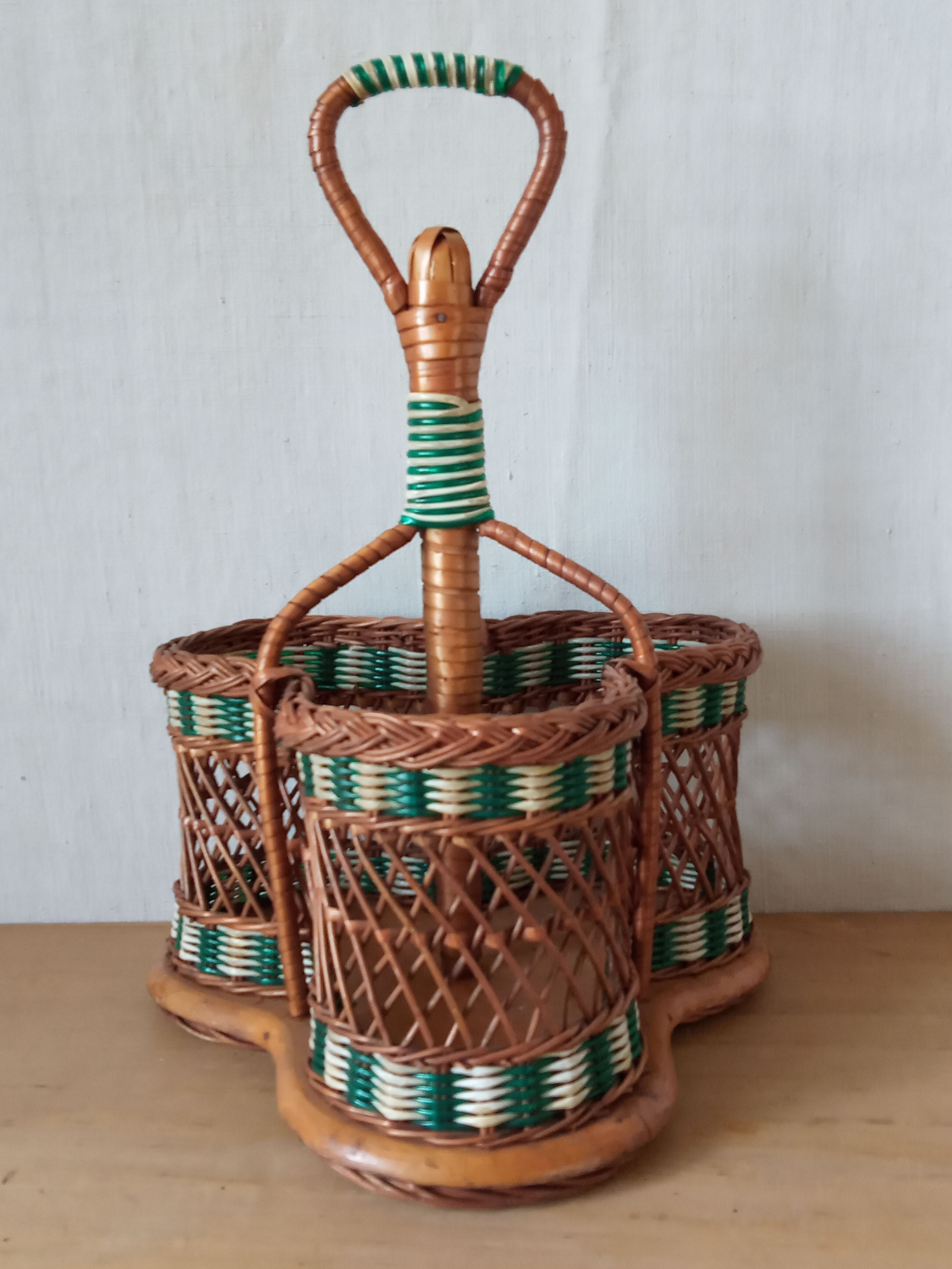 Wicker and scoubidou bottle holder