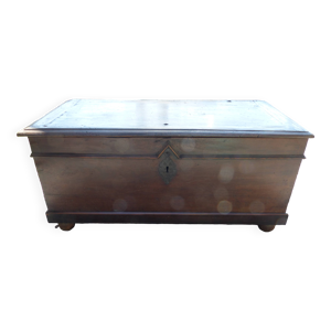 Ancien coffre en noyer