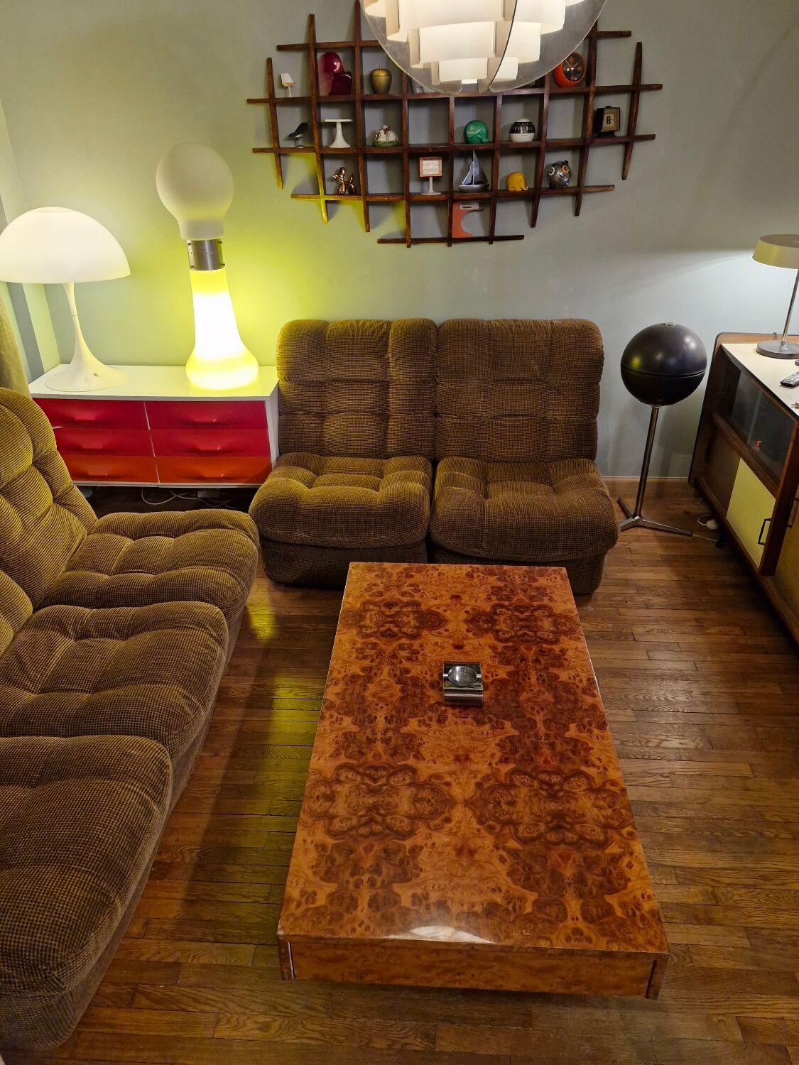 Italian design coffee table in burl wood by Roche Bobois, 1970s.