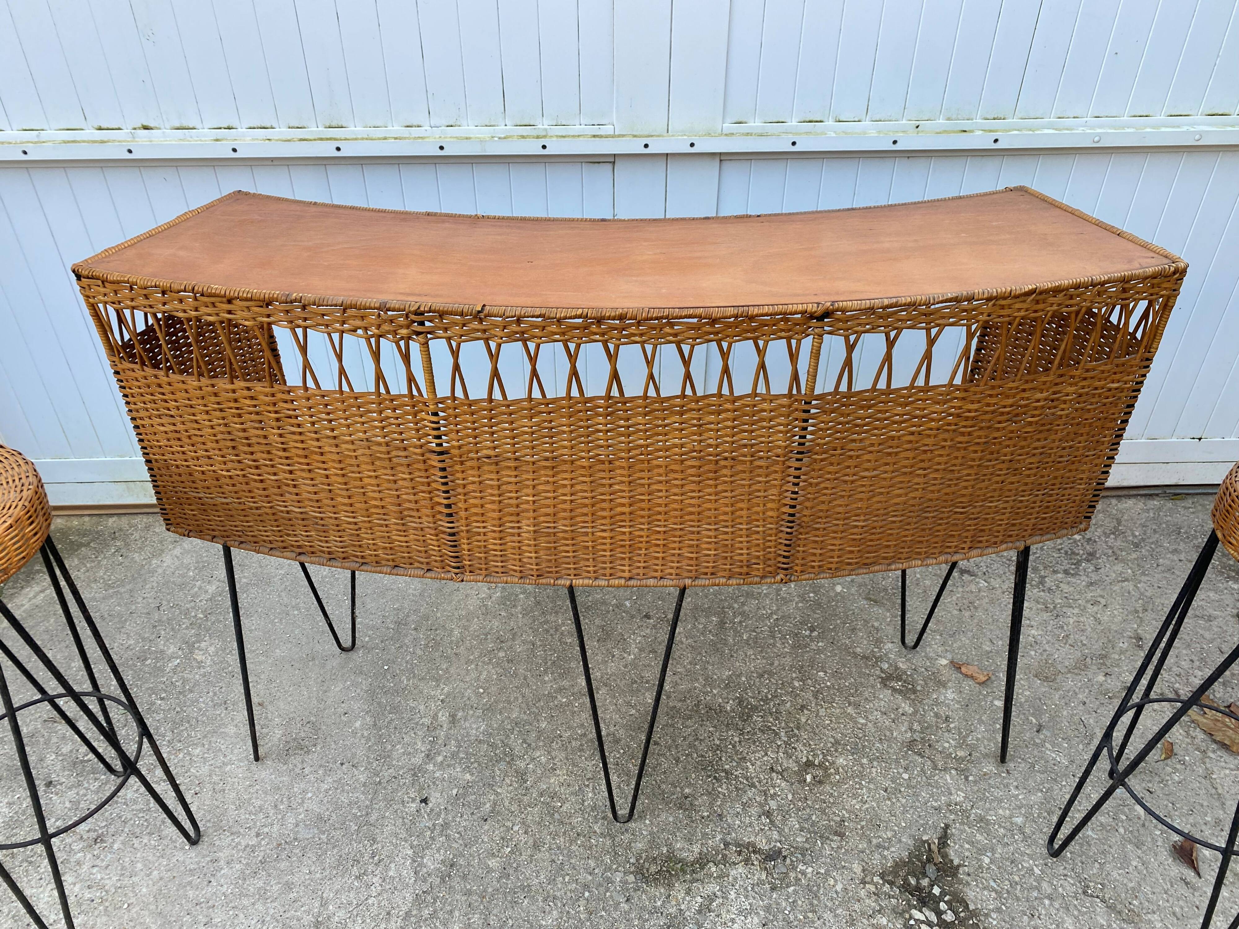 Vintage 1950s bar counter with two rattan and metal stools