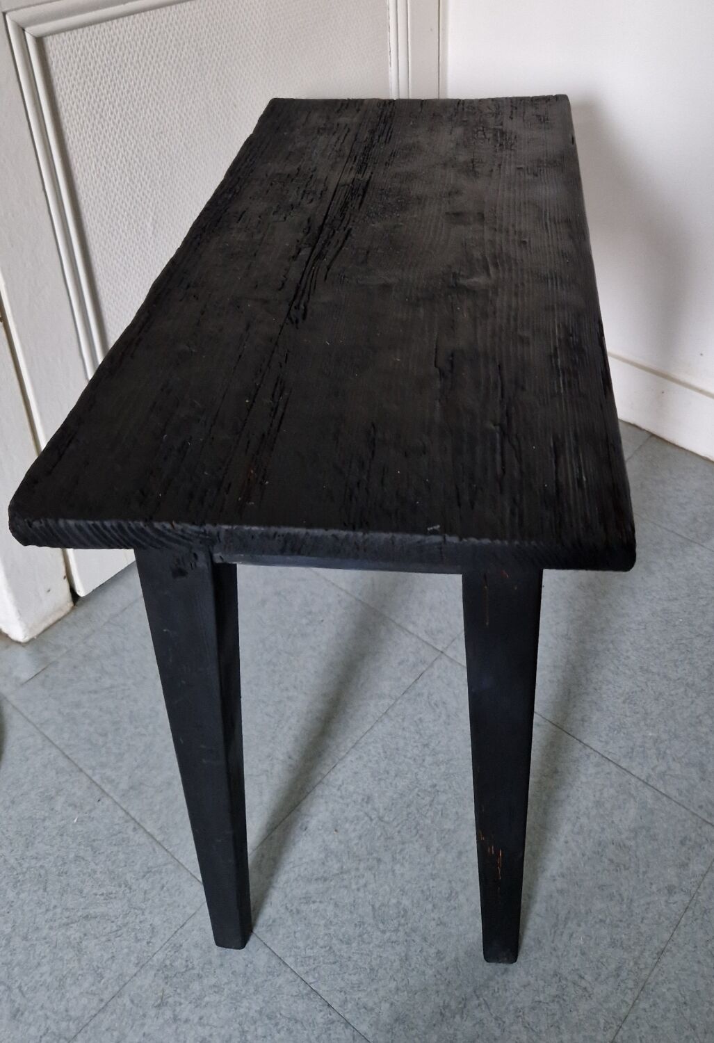 Table basse en bois brûlé