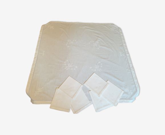 Embroidered tablecloth and 6 embroidered towels