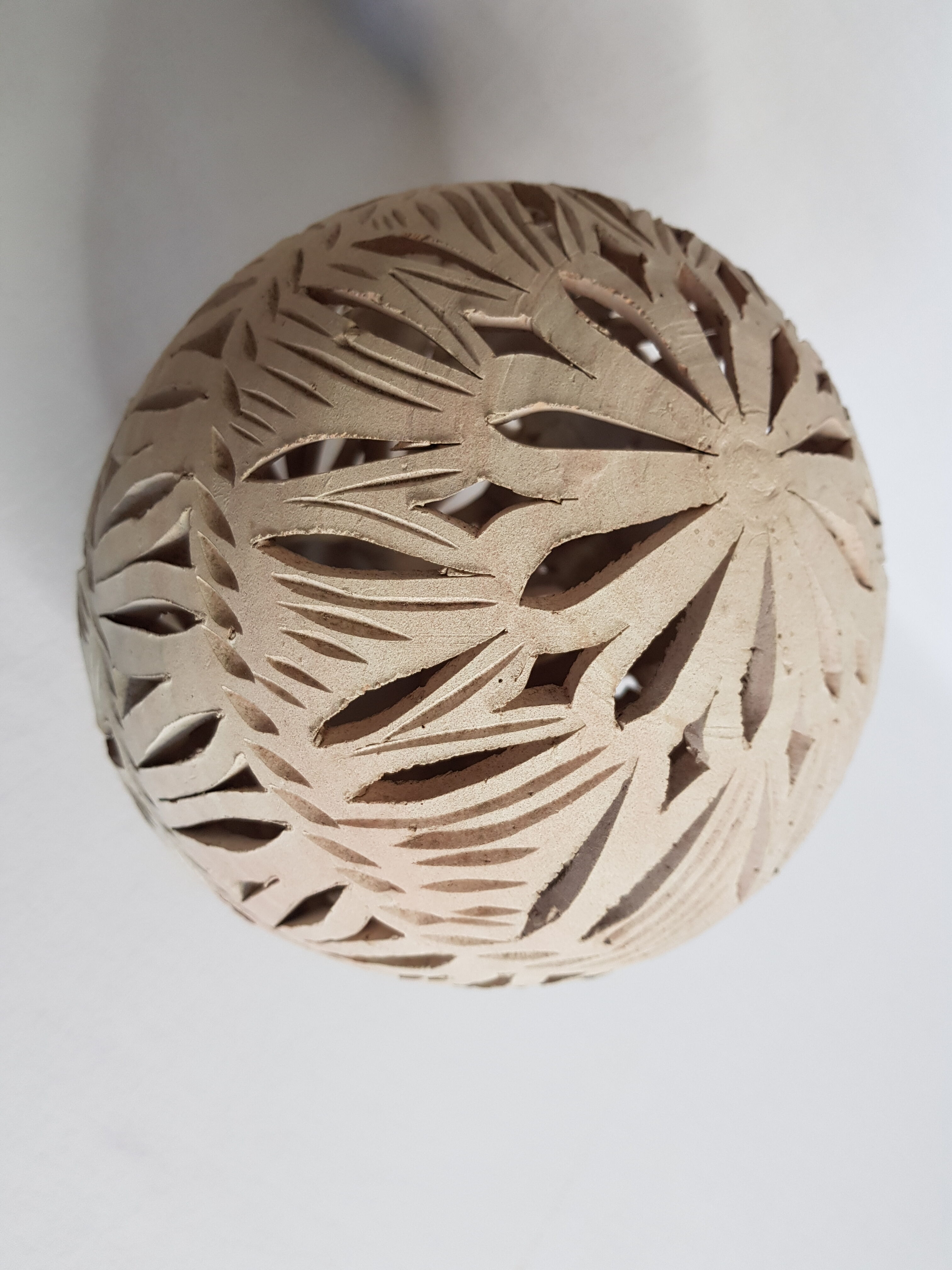 Applique orientale sphérique en terre cuite