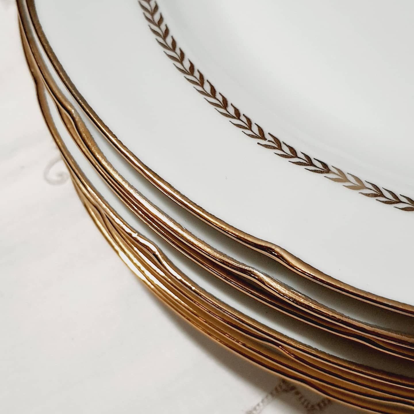 Set of 6 flat plates gilded in porcelain of Châtres sur Cher limoges