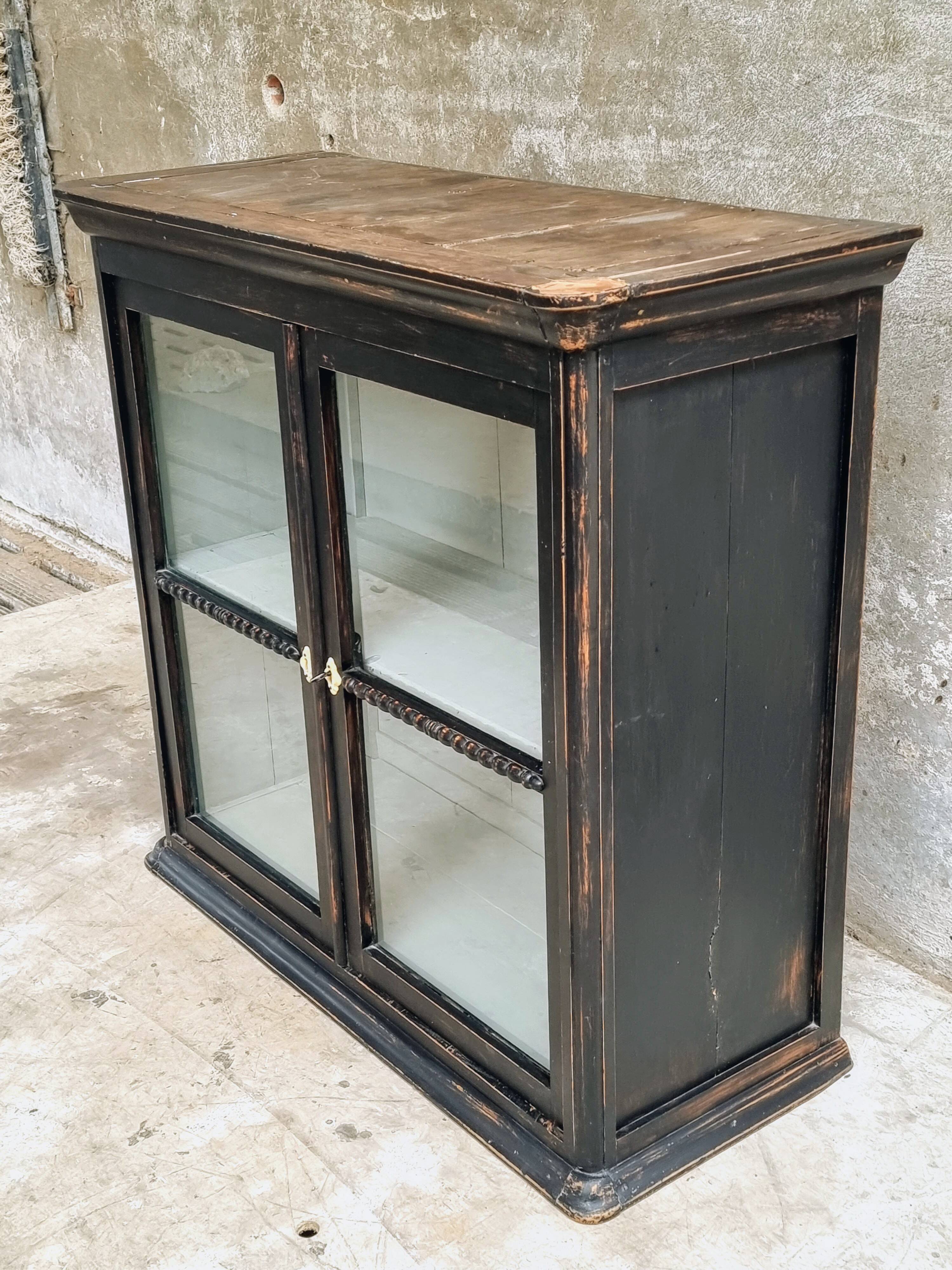 Vitrine antique, armoire suspendue, bois de pin, noir mat