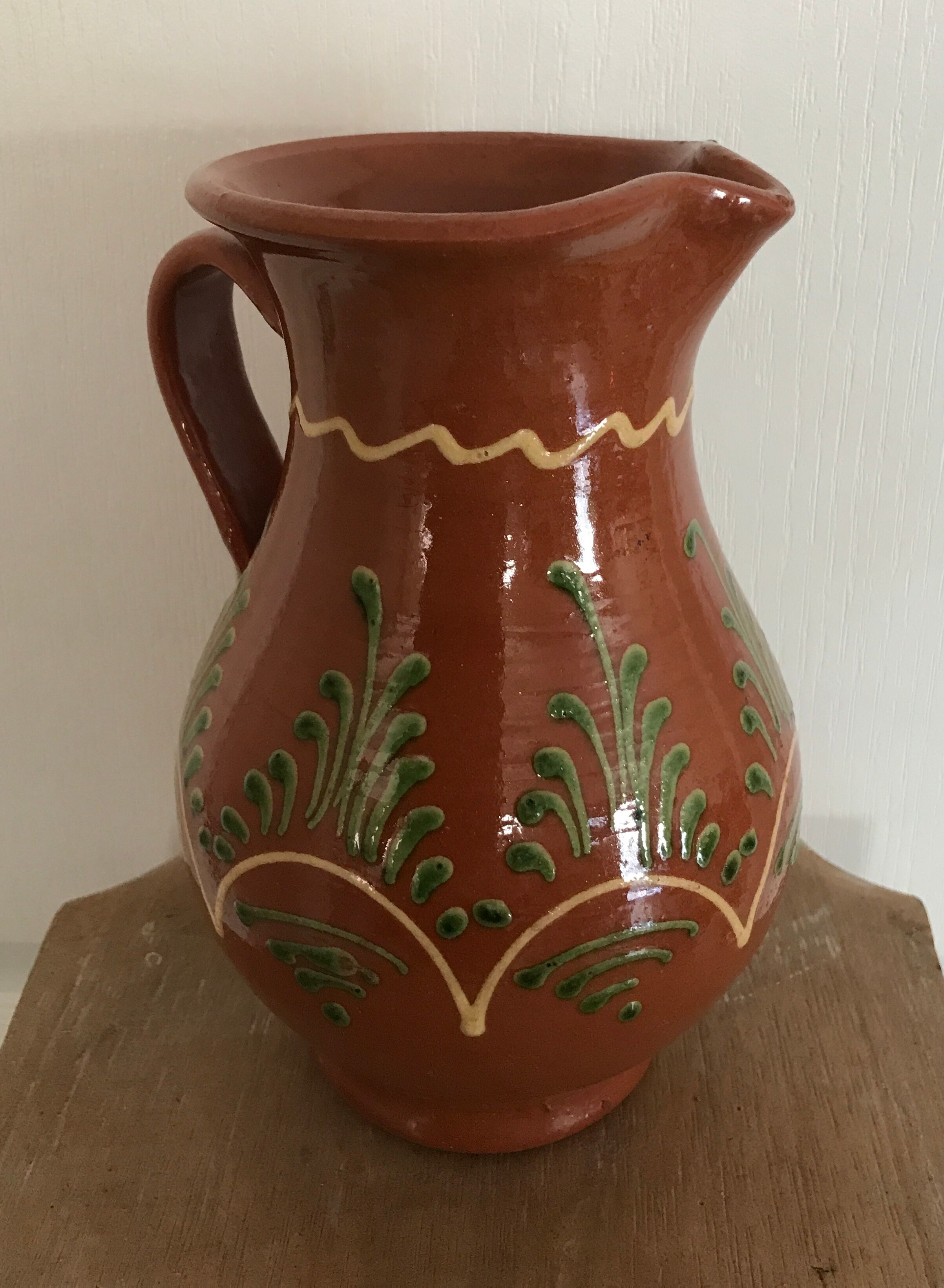Vintage pitcher in glazed terracotta and polychrome décor