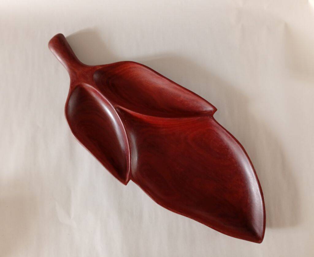 Plateau de service en bois sculpté à la main de style mi-siècle en forme de feuille