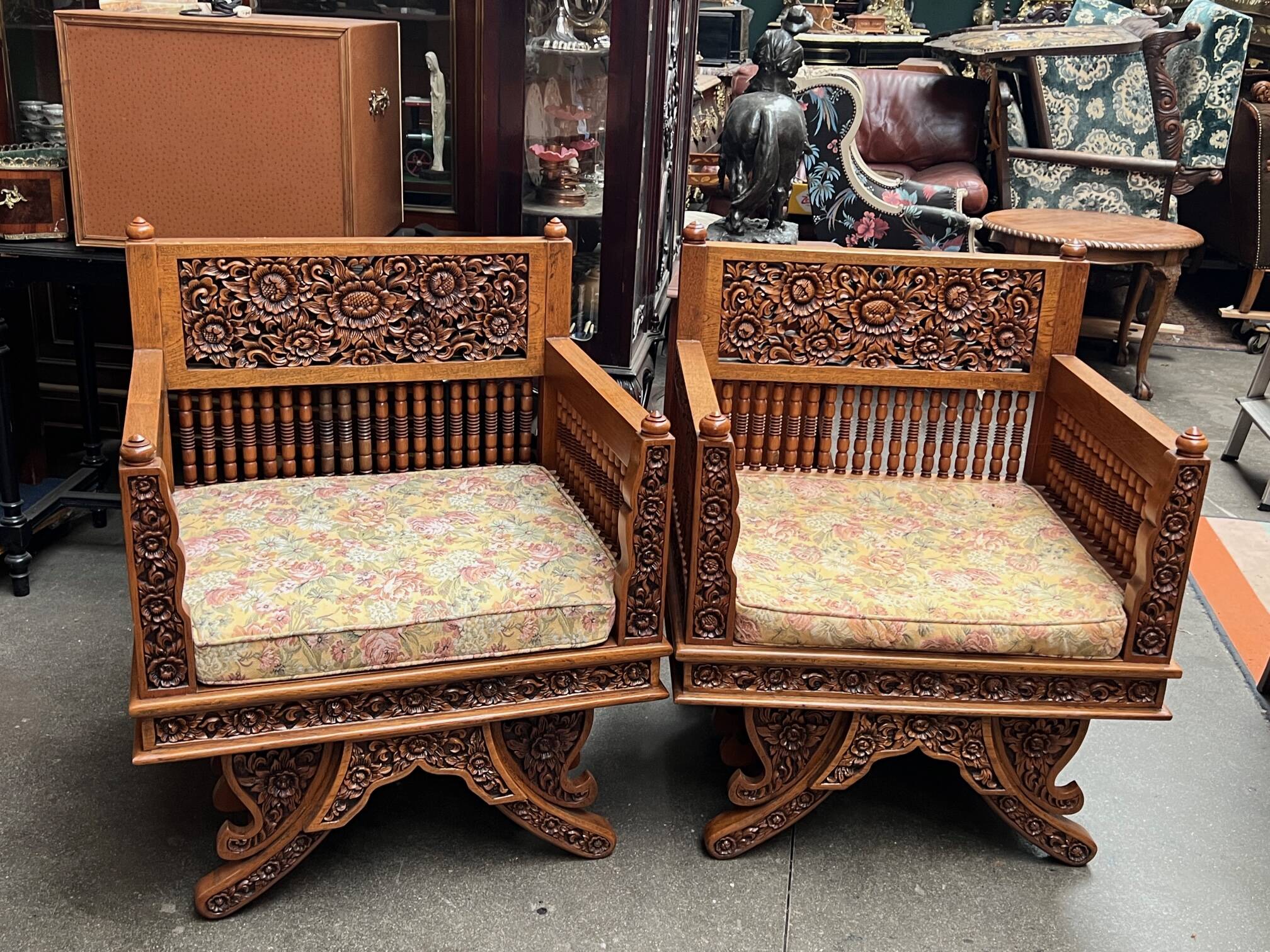 Paire de fauteuils bois, sculpté à la main