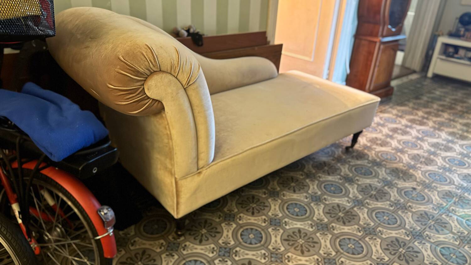 Velvet daybed