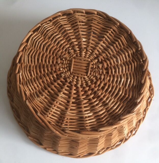 Wicker empty-pocket basket