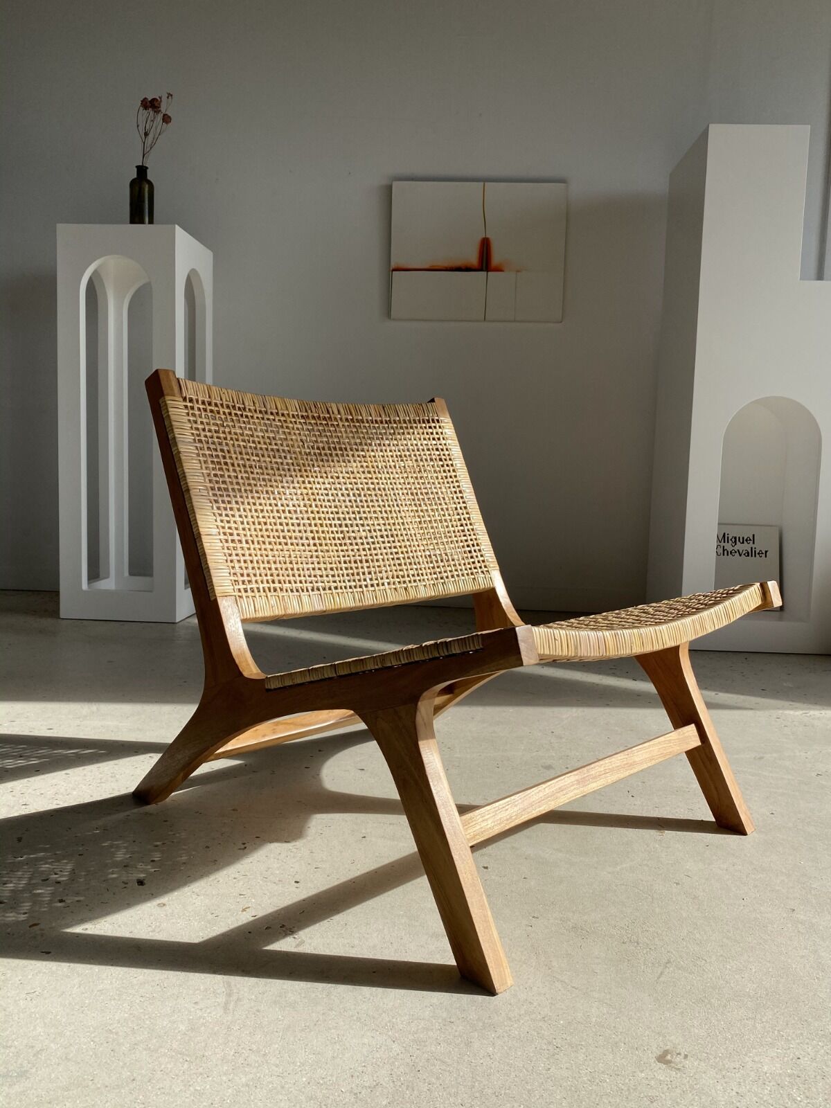 Reclining armchair in natural wood and woven rattan