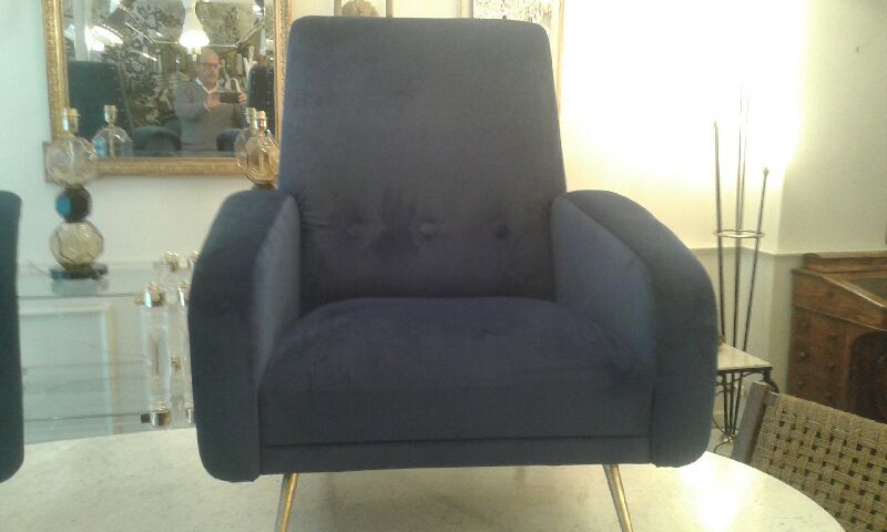 Paire de fauteuils des années 1950 en velours bleu