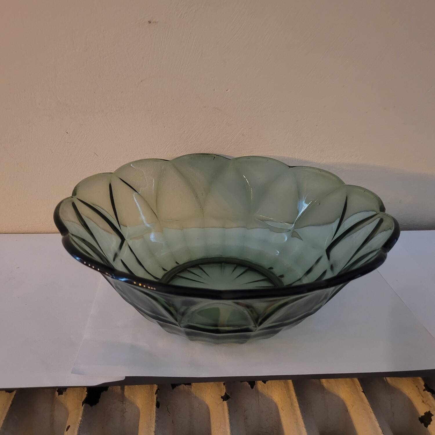 Saladier en verre moulé bleu-vert - Verrerie utilitaire années 1970