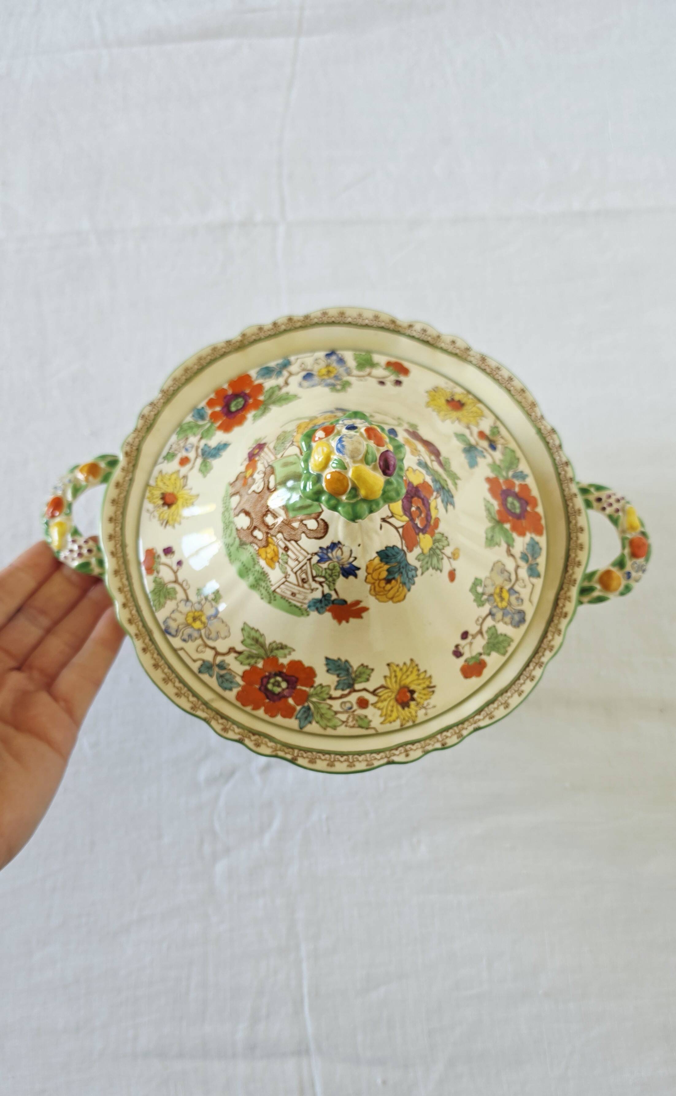 Antique soup tureen on feet from the prestigious English manufacturer Mason's,