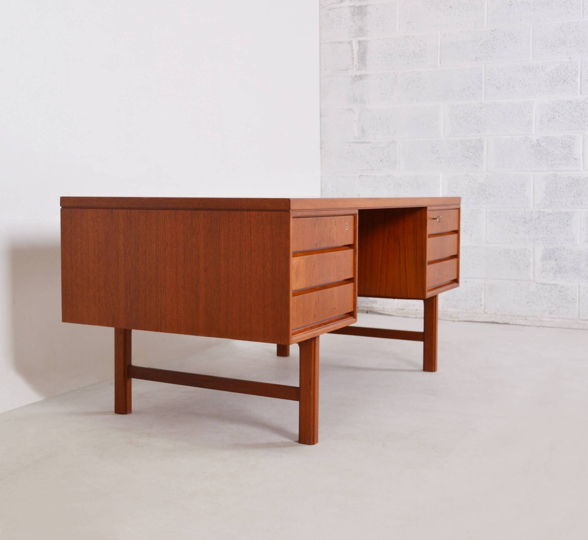 Large Scandinavian desk mod.76 in teak by Gunni Omann - 1960s